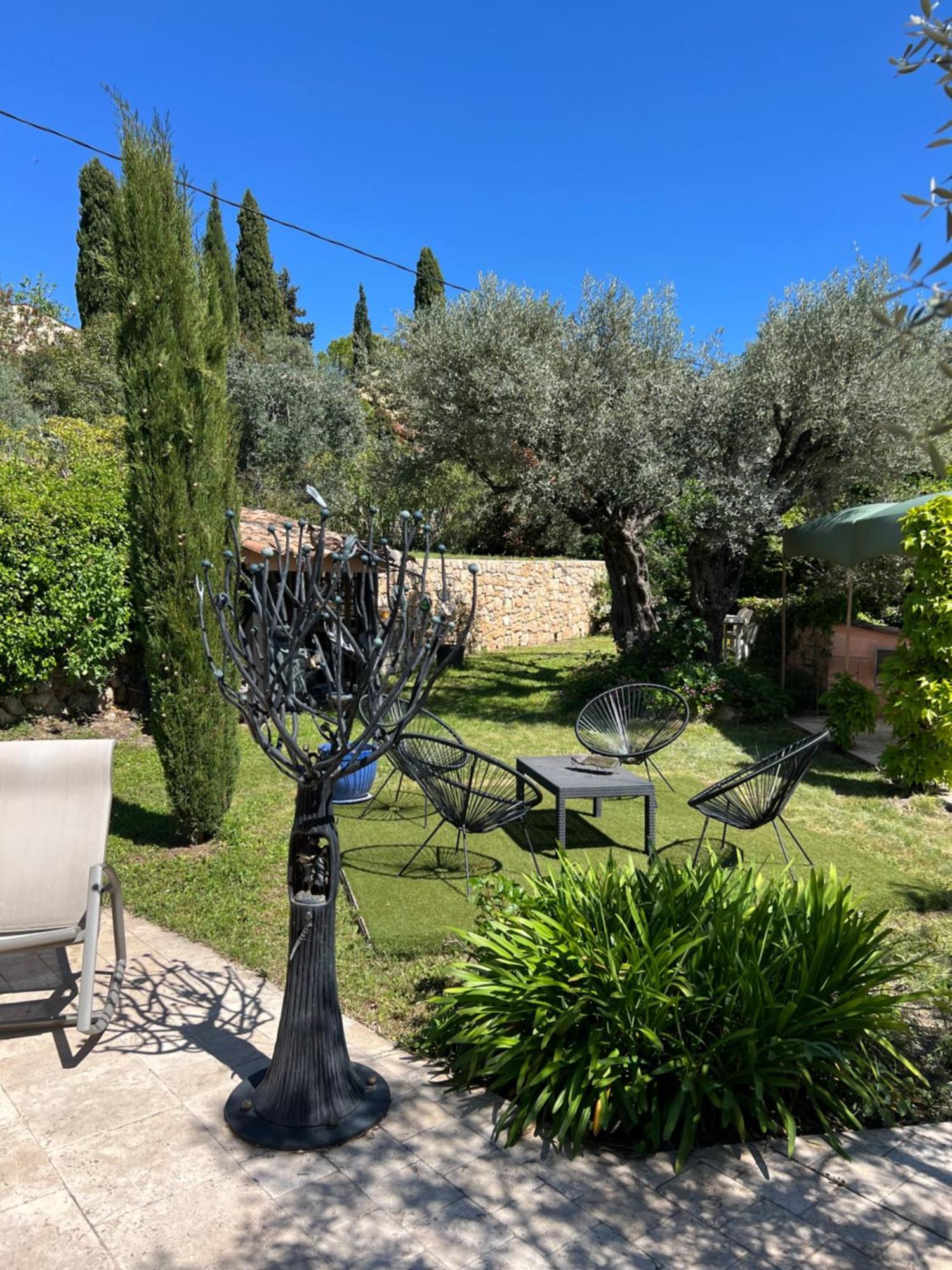 Le Nid Des Arts Bed & Breakfast Tourrettes Exterior photo